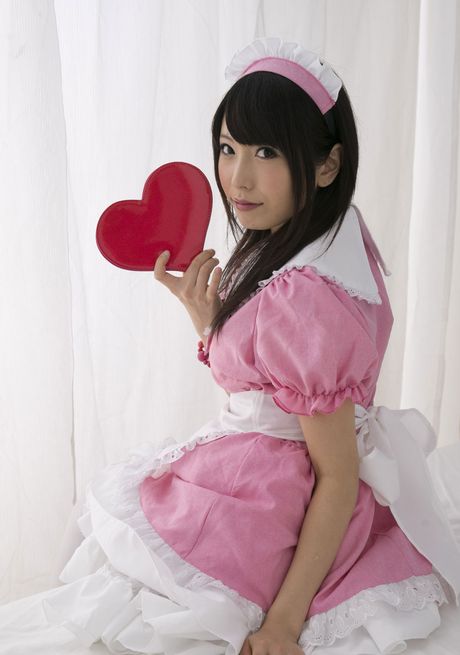 Asiatisk stuepige Arimura Chika stripper til hvide strømper og viser sine små bryster