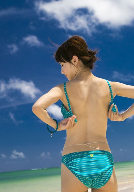 痩せたアジアのティーンエンジェル・モーがビーチで裸になってポーズをとる