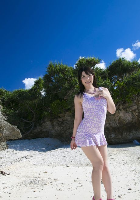 亞洲女孩 Ai Uehara 在沙灘上的毯子上裸體