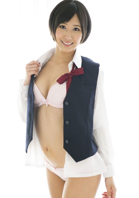 性感亞洲教師 Riku Minato 脫下衣服露出眼鏡，展示她的大胸部