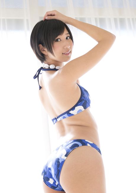 彼女は美しい笑顔で自分の体を披露している