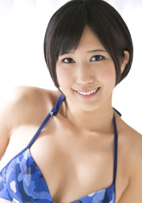 彼女は美しい笑顔で自分の体を披露している