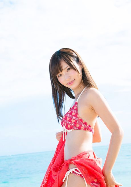 海灘美女 Angel Moe 在戶外炫耀她的小乳房