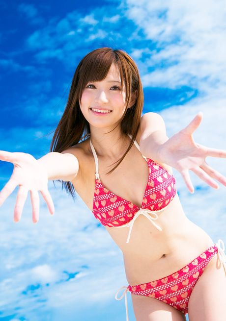 海灘美女 Angel Moe 在戶外炫耀她的小乳房