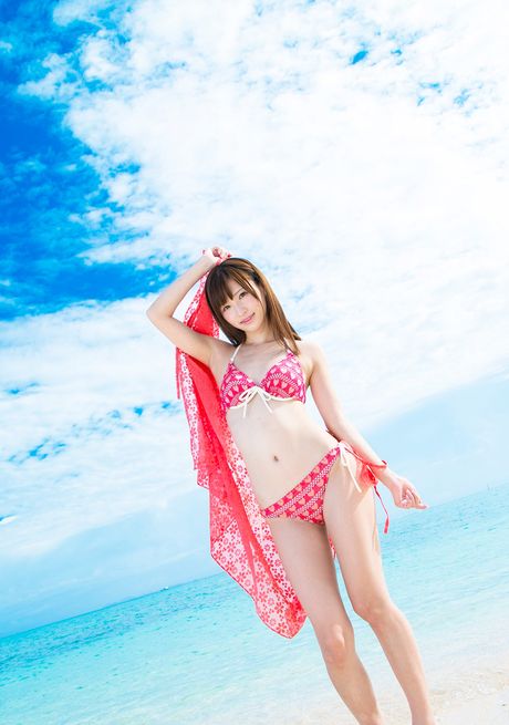 海灘美女 Angel Moe 在戶外炫耀她的小乳房