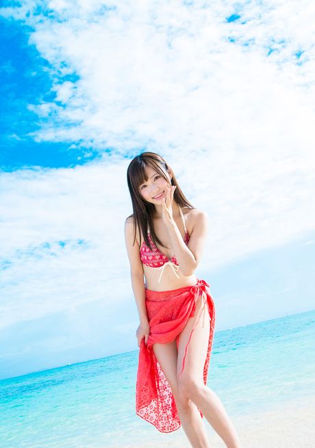 海灘美女 Angel Moe 在戶外炫耀她的小乳房