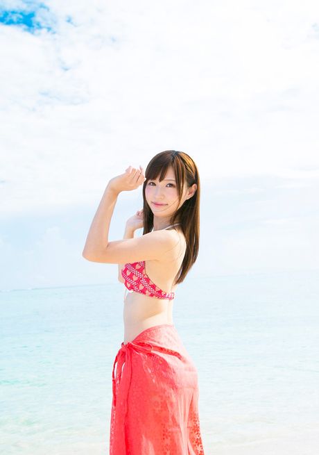 海灘美女 Angel Moe 在戶外炫耀她的小乳房