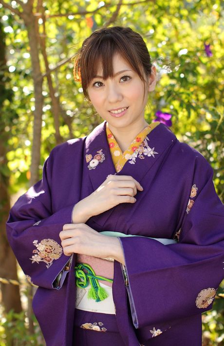 Asiatisk søde Yuma Asami bliver nøgen på en sofa i en kimono