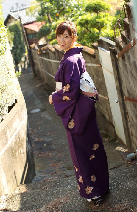 Asiatisk søde Yuma Asami bliver nøgen på en sofa i en kimono