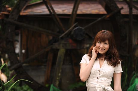 アジアの女の子、麻美ゆまがドレスを脱ぎ捨て全裸モデルに