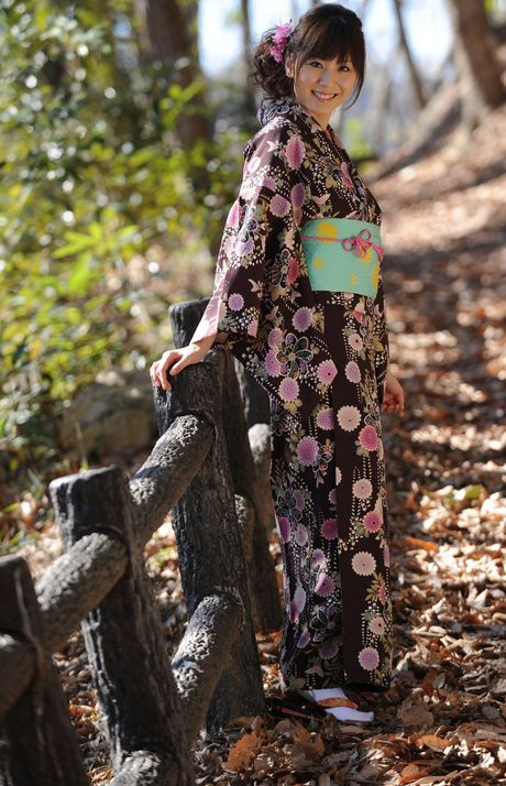 アジアのティーン麻美ゆまが花畑で裸になる