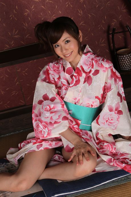 Asiatisk søde Yuma Asami afslører sine store bryster og tilbyder sin figur uden tøj i en solo