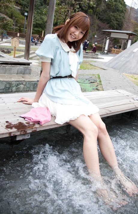 Asiatisk pige Yuma Asami klæder sig af på en sofa uden tøven