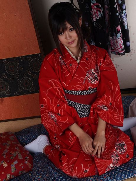 Asiatisk skønhed Tsukasa Aoi praler med sine teenage bryster og behårede fisse i en solo