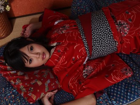 Asiatisk skønhed Tsukasa Aoi praler med sine teenage bryster og behårede fisse i en solo