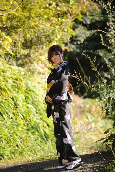 アジア美人の浜崎りおがソロで素晴らしい胸とポーズを披露