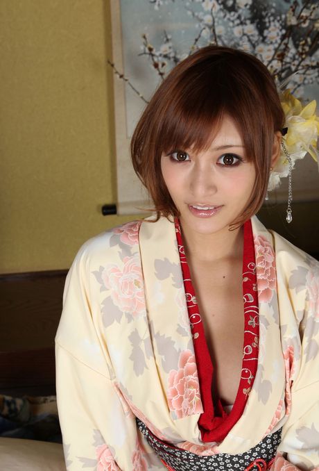 亞洲娃娃 Kirara Asuka 脫下和服，露出她天然的乳房