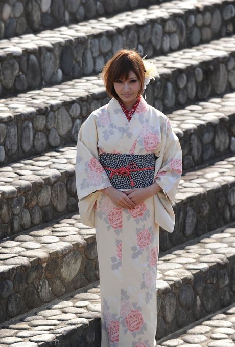 亞洲娃娃 Kirara Asuka 脫下和服，露出她天然的乳房