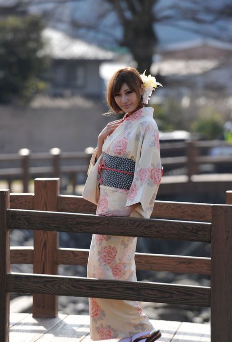 亞洲娃娃 Kirara Asuka 脫下和服，露出她天然的乳房