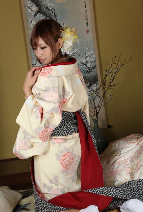 亞洲娃娃 Kirara Asuka 脫下和服，露出她天然的乳房