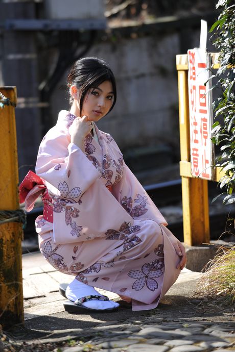 Asian girl Hara Saori removes her kimono and presents herself au naturel in a solo