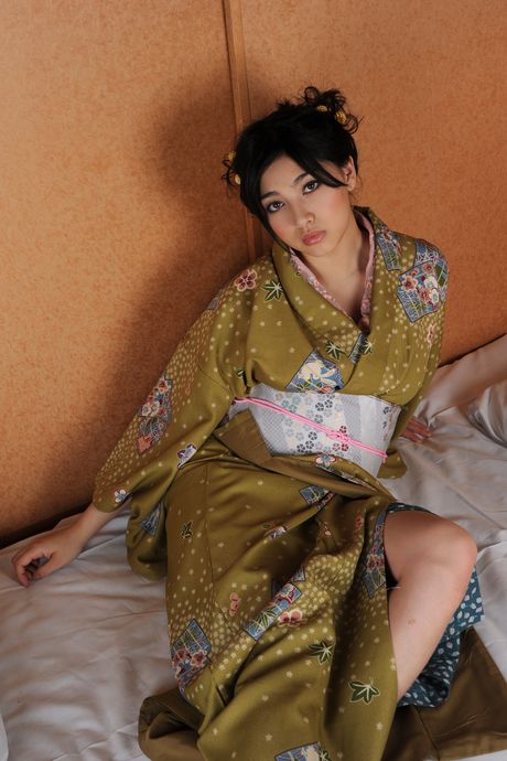 Asiatisk søde Hara Saori bliver nøgen i en kimono og sokker