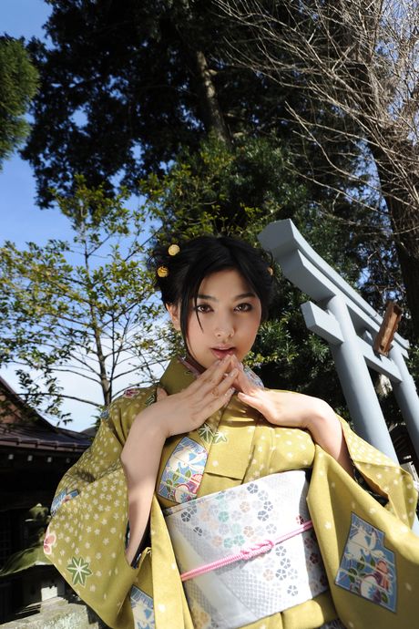 Asiatisk søde Hara Saori bliver nøgen i en kimono og sokker