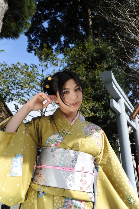 Asian cutie Hara Saori gets naked in a kimono and socks