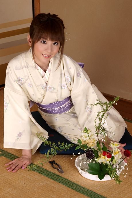 Asiatisk skønhed Yuma Asami afslører sine store bryster og viser sin perfekte krop i en solo