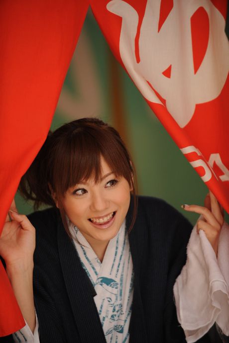 アジアのティーン麻美ゆまがシャワーを浴びる前に裸になる