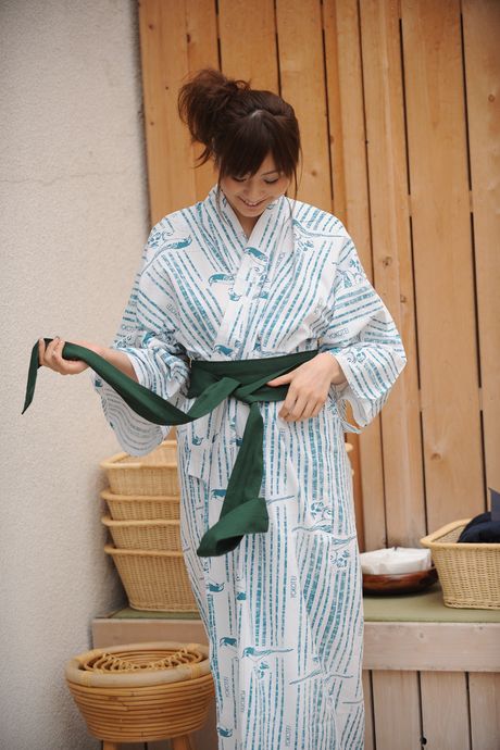 アジアのティーン麻美ゆまがシャワーを浴びる前に裸になる