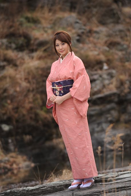 Den asiatiske covergirl Yuma Asami afslører sine store bryster og viser sin naturlige form i en solo