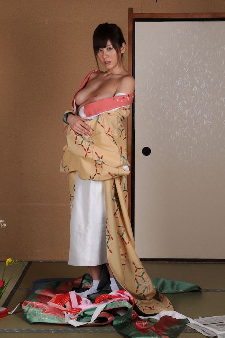 アジア人の女の子、麻美ゆまがソファで裸になりソロ撮影