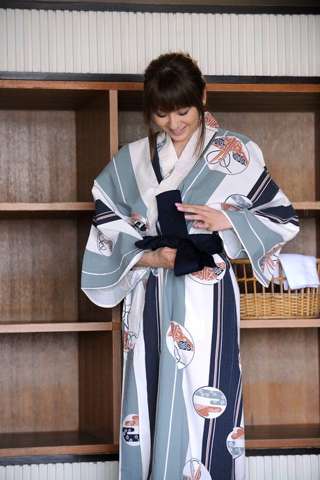 アジアの美女麻美ゆまがシャワーを浴びる前に服を脱ぐ