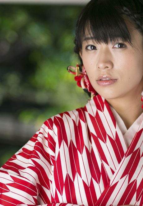 アジアの美女、紗々範田が挑発的な方法でベッドの上で裸になる