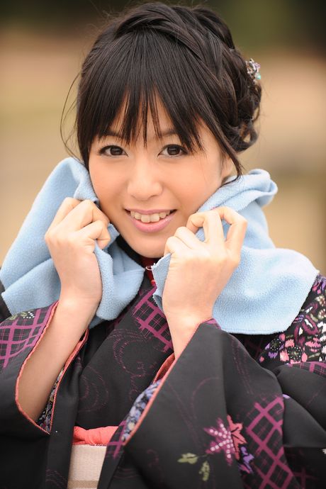 亞洲封面女郎 Nana Nanaumi 在獨奏中展示了她扁平的乳房和無毛的陰部