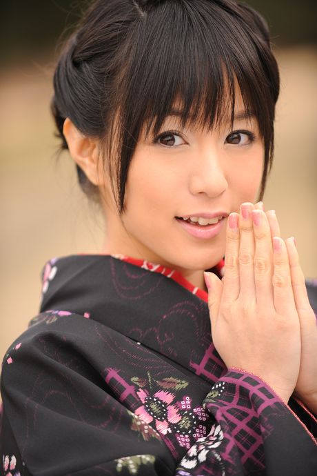 亞洲封面女郎 Nana Nanaumi 在獨奏中展示了她扁平的乳房和無毛的陰部