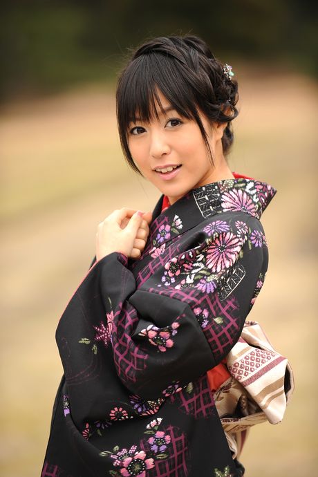 亞洲封面女郎 Nana Nanaumi 在獨奏中展示了她扁平的乳房和無毛的陰部