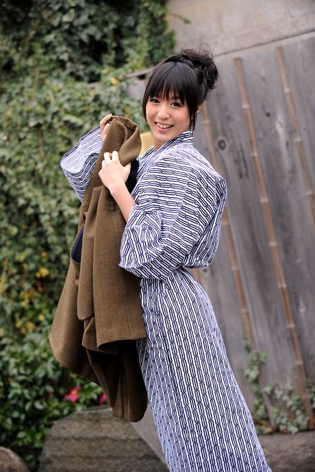 アジアの女の子、七海なながお風呂に入る前に裸になる