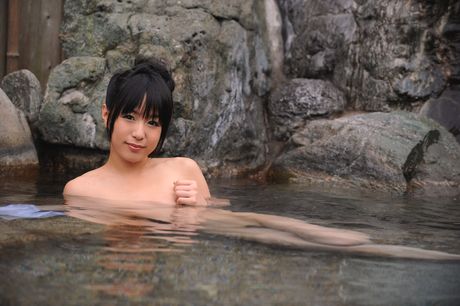 アジアの女の子、七海なながお風呂に入る前に裸になる