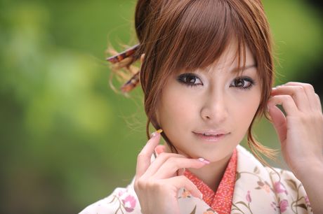 亞洲美女 Kirara Asuka 在獨奏中展示她的大胸部和原始模特