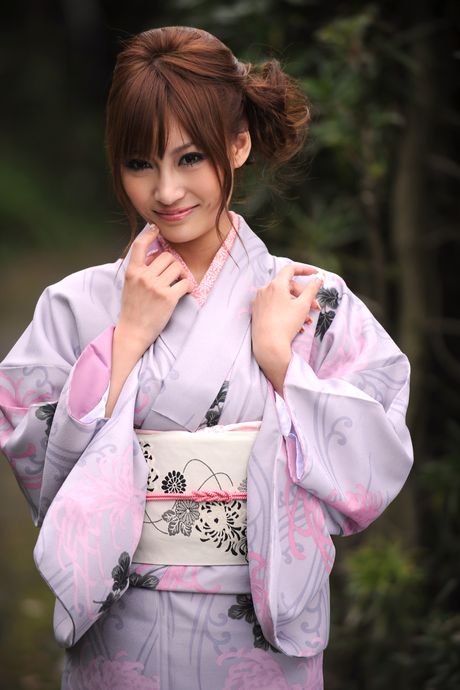 棕色眼睛的 Kirara 在獨奏中展示了她驚人的乳房和性感的屁股