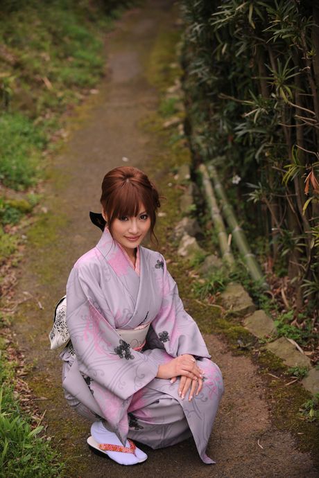 棕色眼睛的 Kirara 在獨奏中展示了她驚人的乳房和性感的屁股