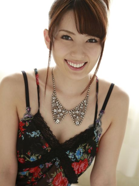 她炫耀著自己火辣的臀部，張開雙腿露出陰部