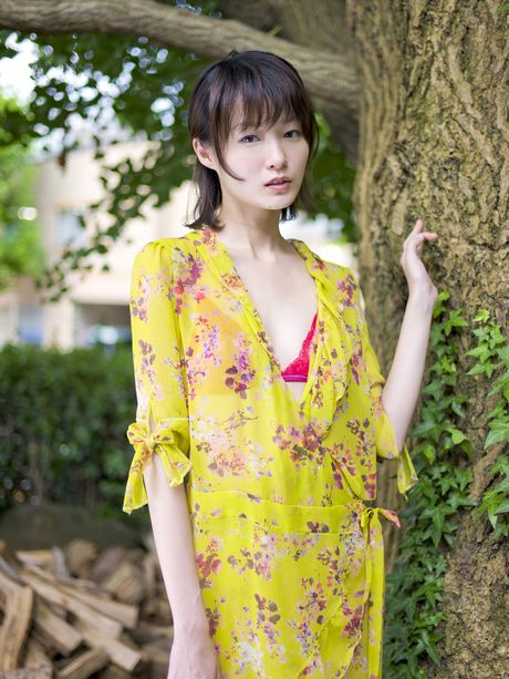 亞洲女孩 Ryo Shihono 在戶外脫掉衣服並露出乳房