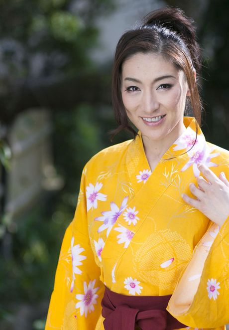 Asian model Marina Matsumoto exhibits her massive tits and exhibits her perfect body in the pool