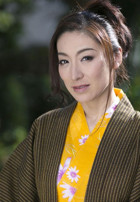 Den asiatiske model Marina Matsumoto viser sine enorme bryster frem og viser sin perfekte krop i poolen