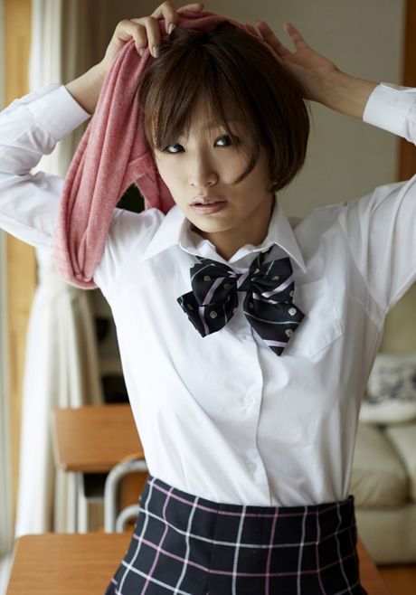 棕色眼睛的日本美女 Chic Itoyama 脫衣展示她的乳房和屁股