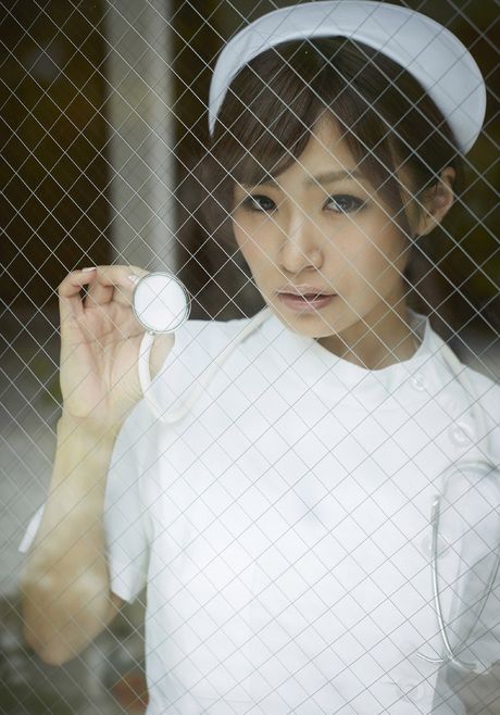 Den asiatiske sygeplejerske Chic Itoyama stripper ned til sine strømper og fremhæver sine store bryster