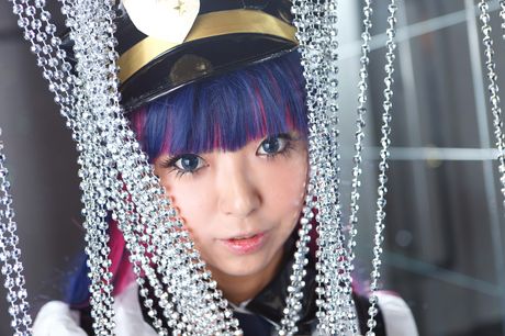 亞洲女孩 Necosmo 展示她巨大的乳房並穿著條紋絲襪擺姿勢